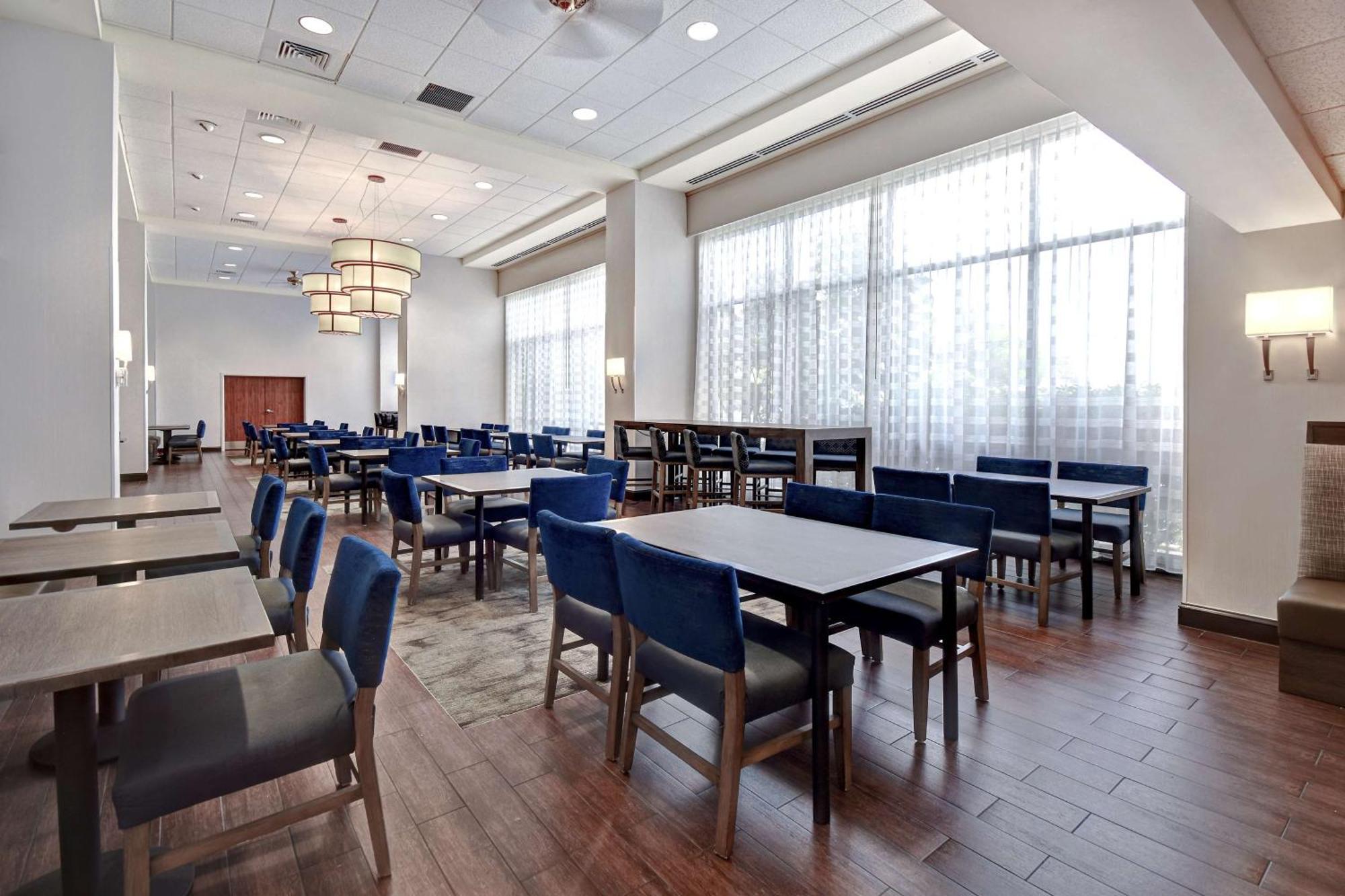 Hampton Inn & Suites Alexandria Old Town Area South Екстериор снимка