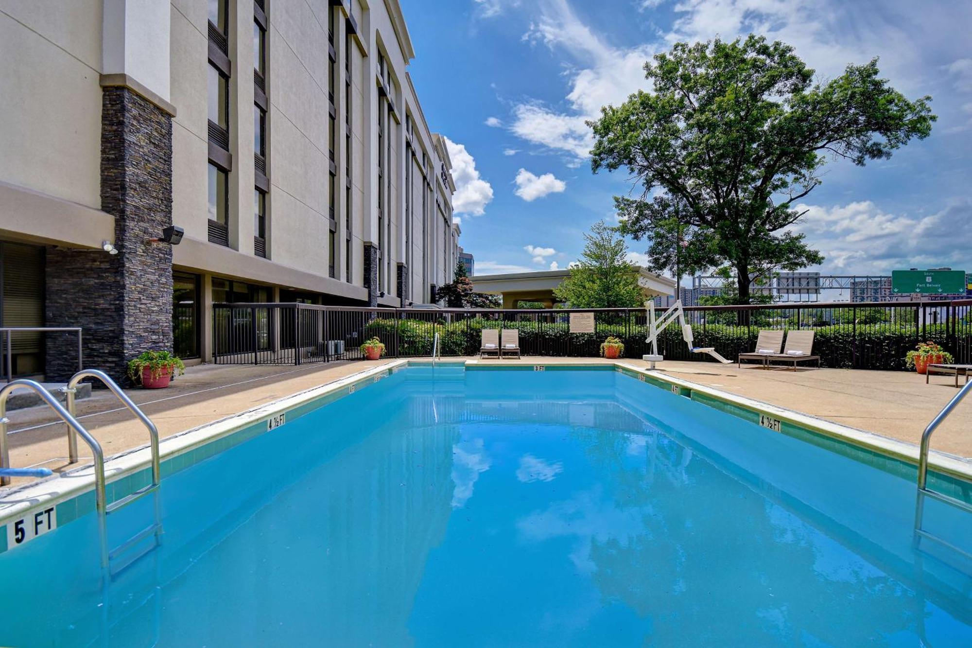Hampton Inn & Suites Alexandria Old Town Area South Екстериор снимка
